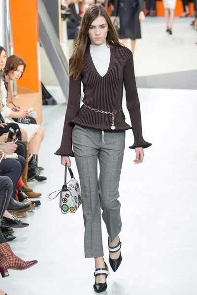 Look 15